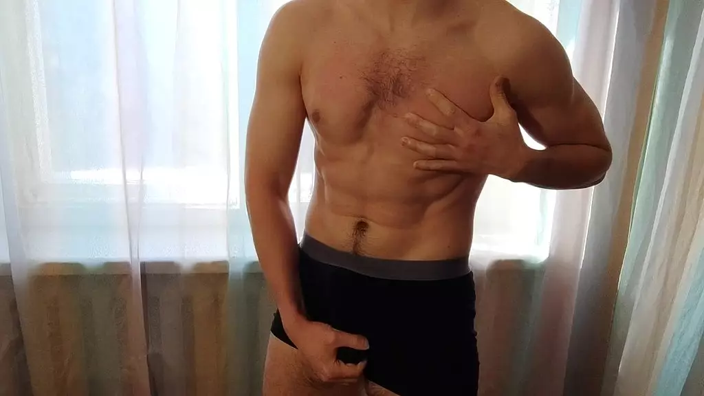 мускулистый парень в черных трусах начал массировать свои яйца и возбуждать свой большой член алекс хафф