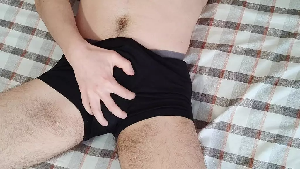 голый студент начал дрочить свой большой член до оргазма и кончить, много спермы, Алекс Хафф