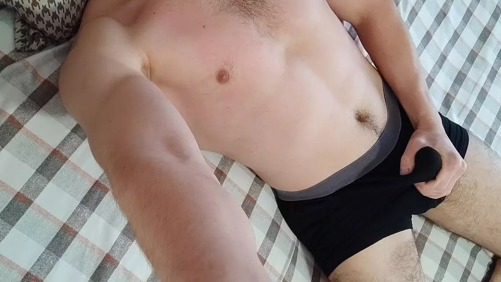 накаченный парень решил поиграть со своими яйцами и большим членом, не снимая черного нижнего белья, Алекс Хафф