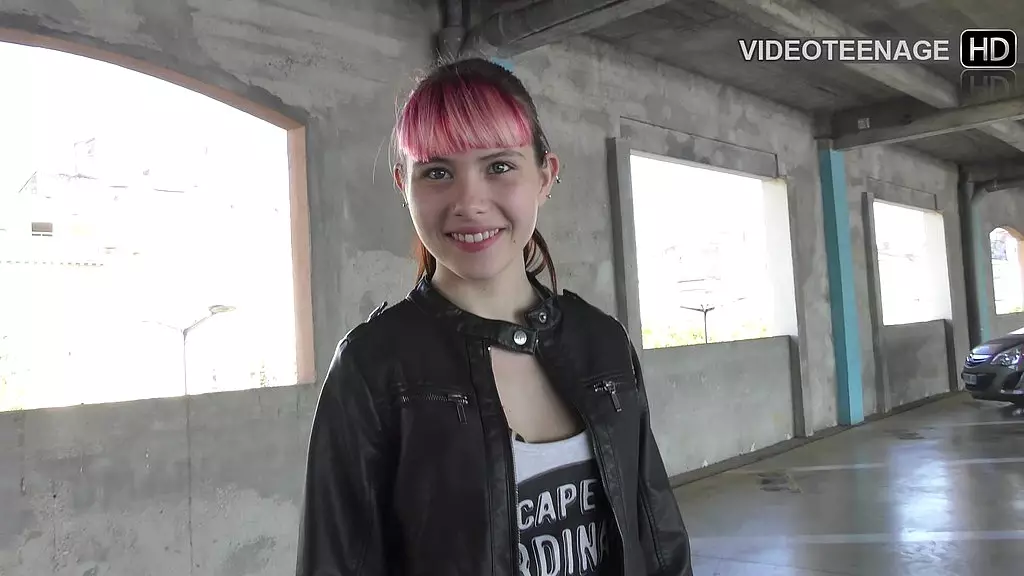 милая 18-летняя Луна проходит свой первый кастинг в порно