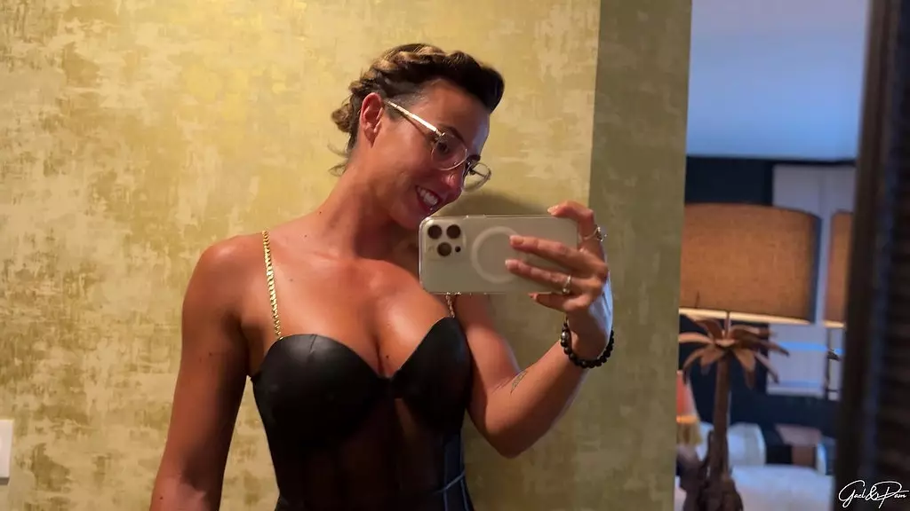 Сексуальные и пикантные приключения Гаэль и Пэм в Париже