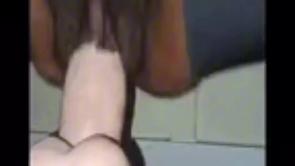 скачет на большом дилдо моей большой черной киской