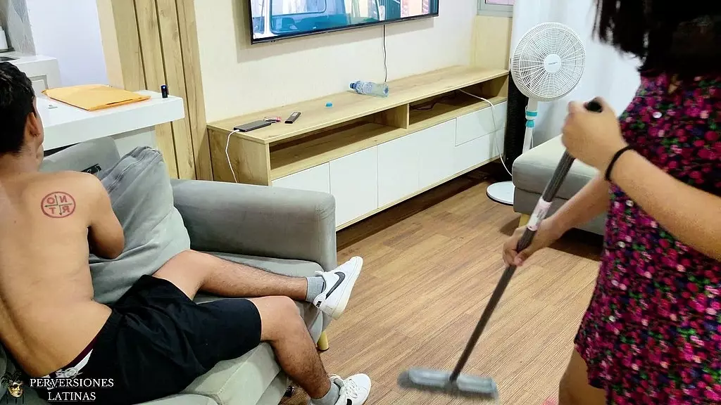 следуйте за hijastra de la empleada de servicio в троице с падрастром и хиджастро