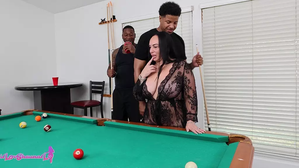 шлюха-жена трахается на бильярдном столе мужа
