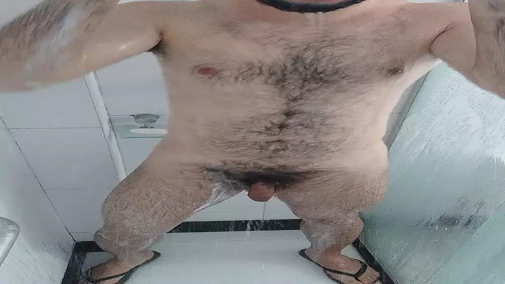 pauzudo com pelos molhados no banho