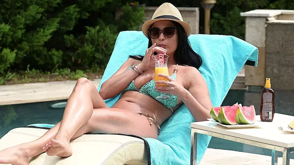 загорающая красотка Анисса Кейт получает кончил на грудь после секса втроем с BBC gp3254