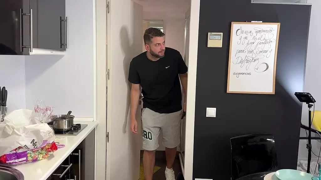 мой сосед по комнате застает меня трахающим свою куклу, и в итоге я трахаю его