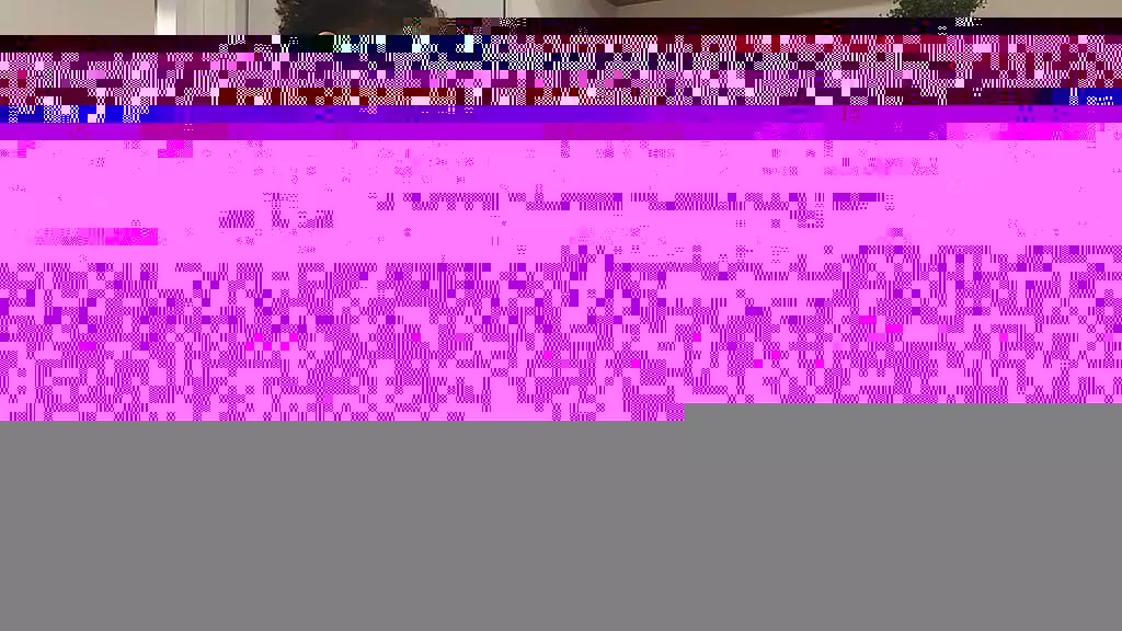 я засунула свою гигантскую работу и трахнула ее в мою задницу