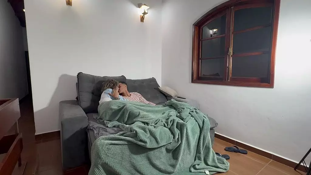 fudendo a esposa enquanto o corno helpia. - полностью