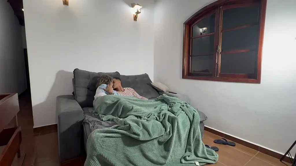 fudendo a esposa enquanto o corno assistia.