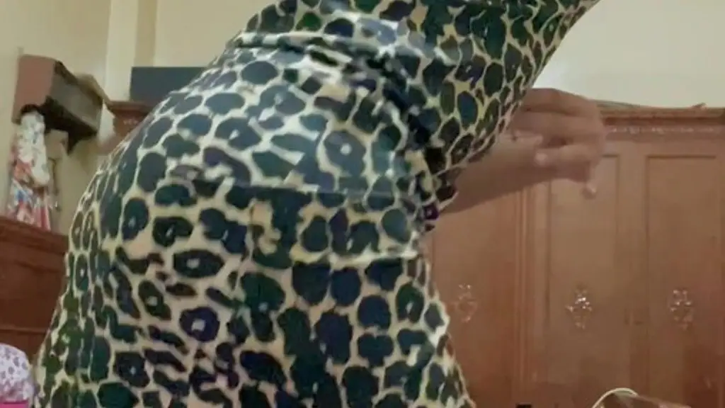 لابسه قميص النوم التايجر وبرقص لأسدي قبل ماينيكني
