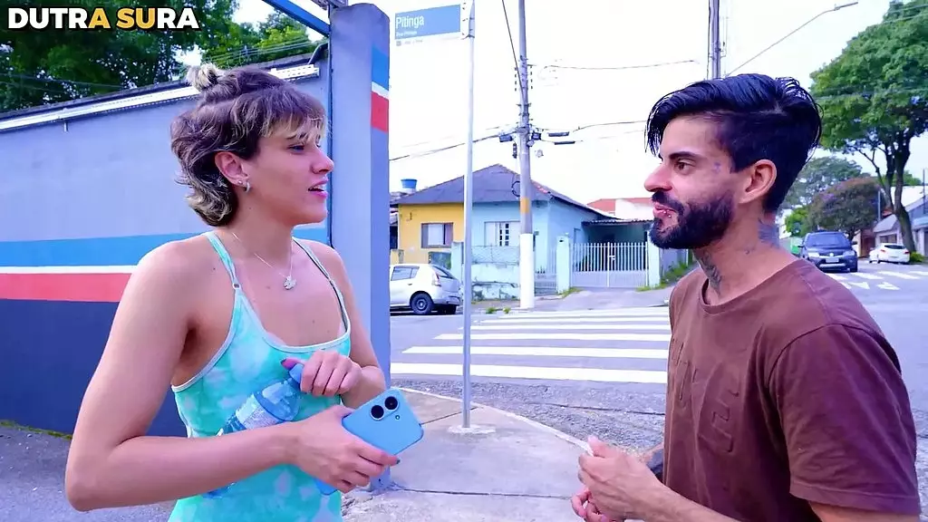 novinha gostosa e abordada saindo da academia, a proposta indecente era gravar uma cena porno - novinha aceita o ido e o final voces ja sabem