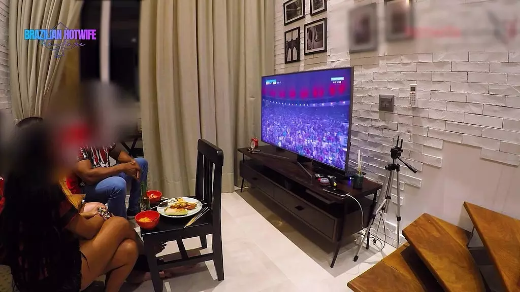 мы играем в футбол с нашим другом, который пришел, чтобы гулять по ширине