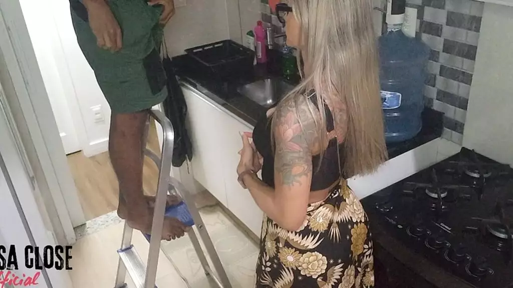 Погоди, как ты трахаешь лампу, трахни ее (видео полностью)