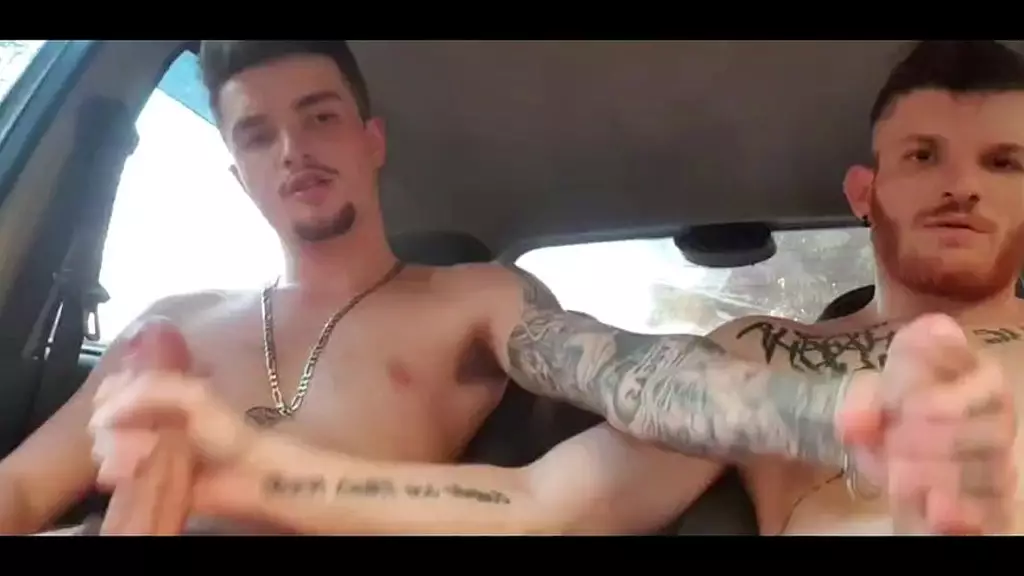 эрик диас берет кармону в центр внимания и идет в машину на улице