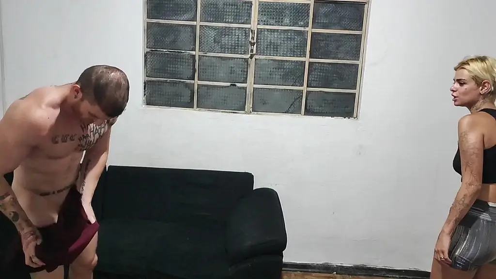 casado bate punheta com amigo em casa esposa pega no flagra e decide que os dois vao fuder ela
