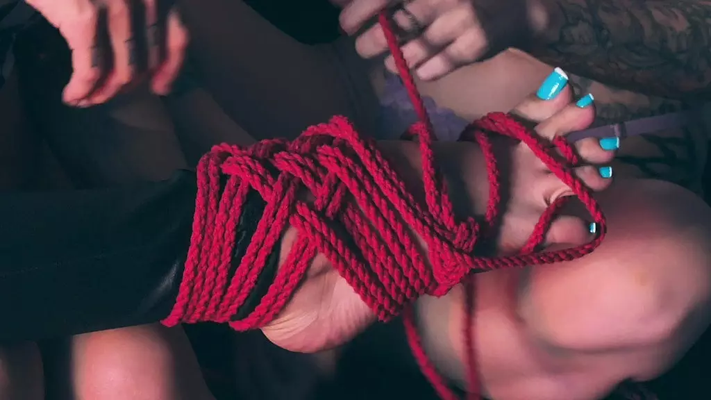 эти связанные ноги дразнят тебя?