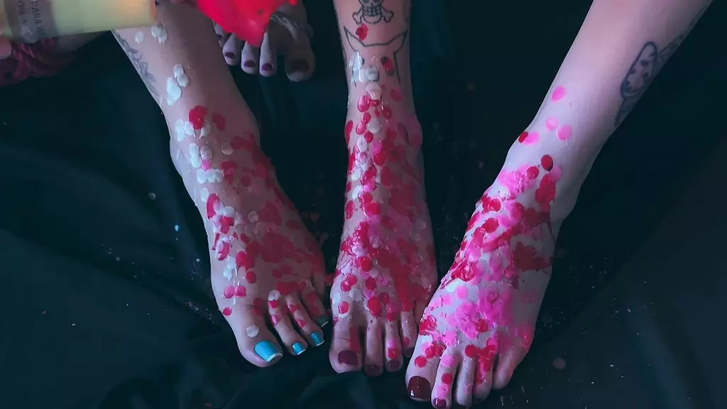 обожаю, как горячий воск ощущается на моих ступнях