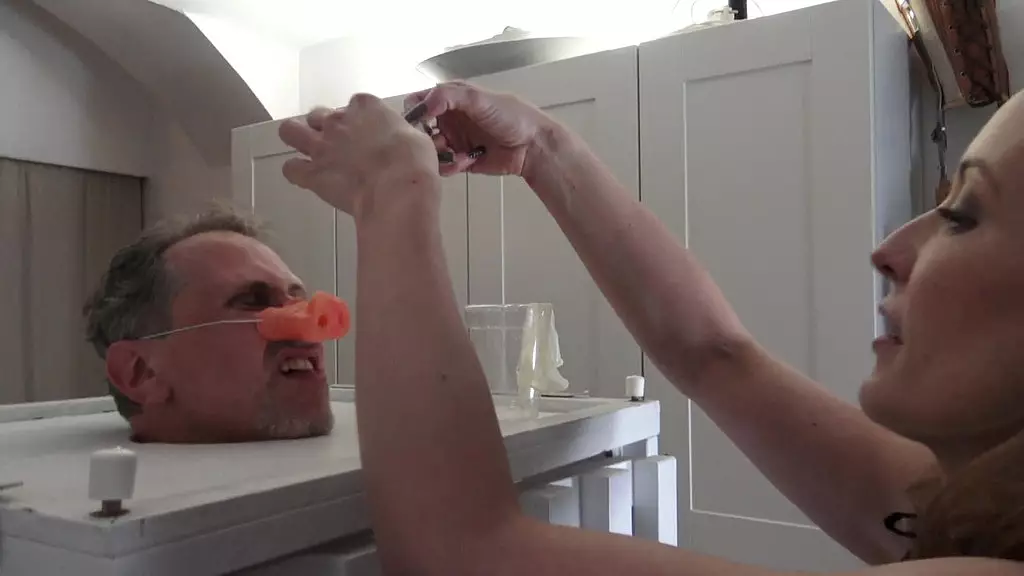 трахни чучело свиньи – пока пей презервативы от моих любовников!