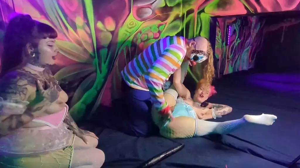 клоуны идут в город сквиртов! хардкор обалденный