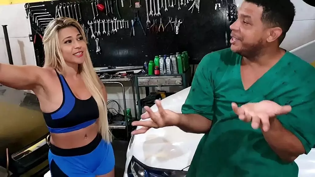 loira gostosa foi pegar o carro na oficina eo mecanico safado enrolou ela pra ganhar uma foda