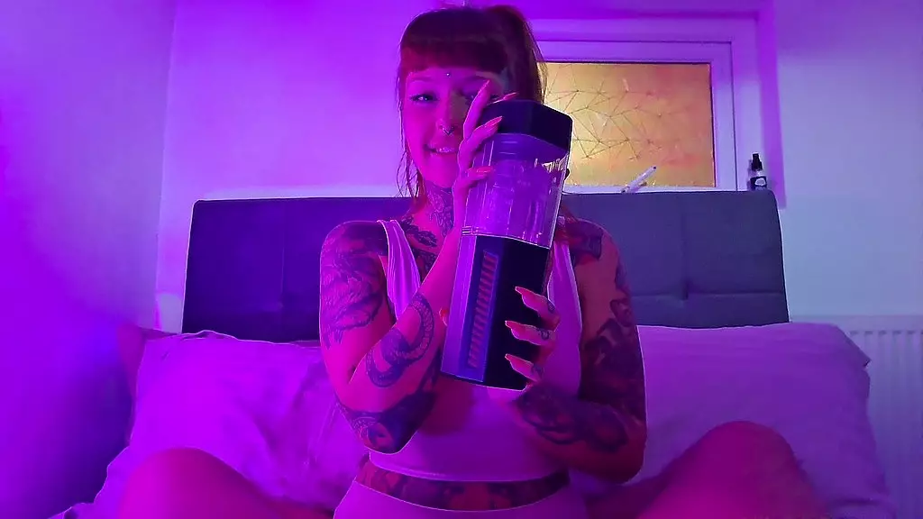 подруга использует член мастурбирует джой