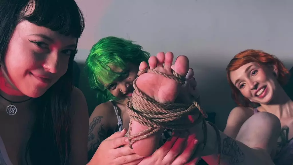 эти ноги возбуждаются только от извращенных игр