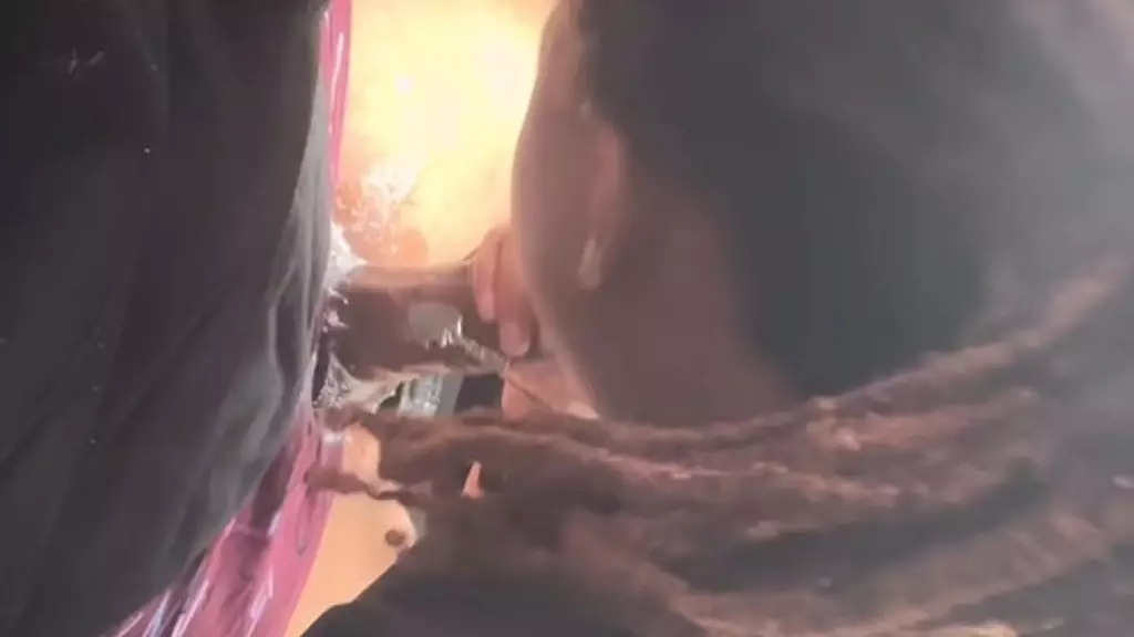 секс в машине возле дома ее парня