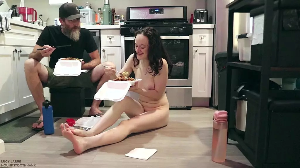 еда китайской еды на кухне непринужденная cmnf