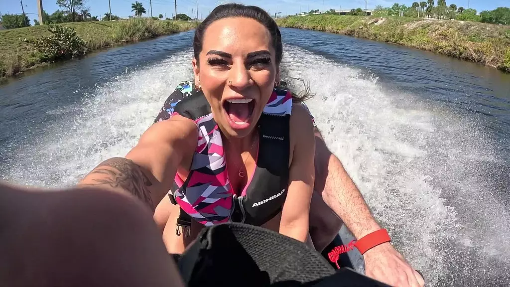 латиноамериканка с большой задницей катается на члене и гидроцикле - essie - brian o mally -