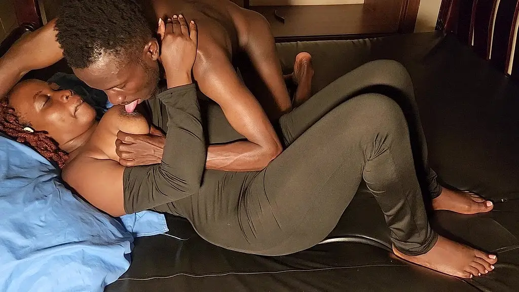 пышная красотка с красивыми сиськами сосет член