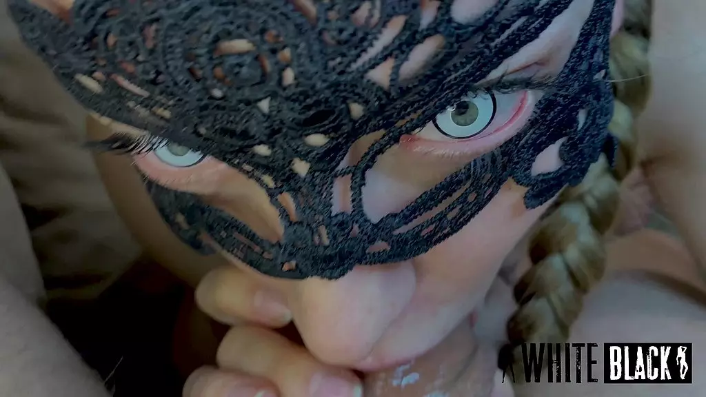 грязная нимфоманка трахается глубоко в ее слюнявое горло