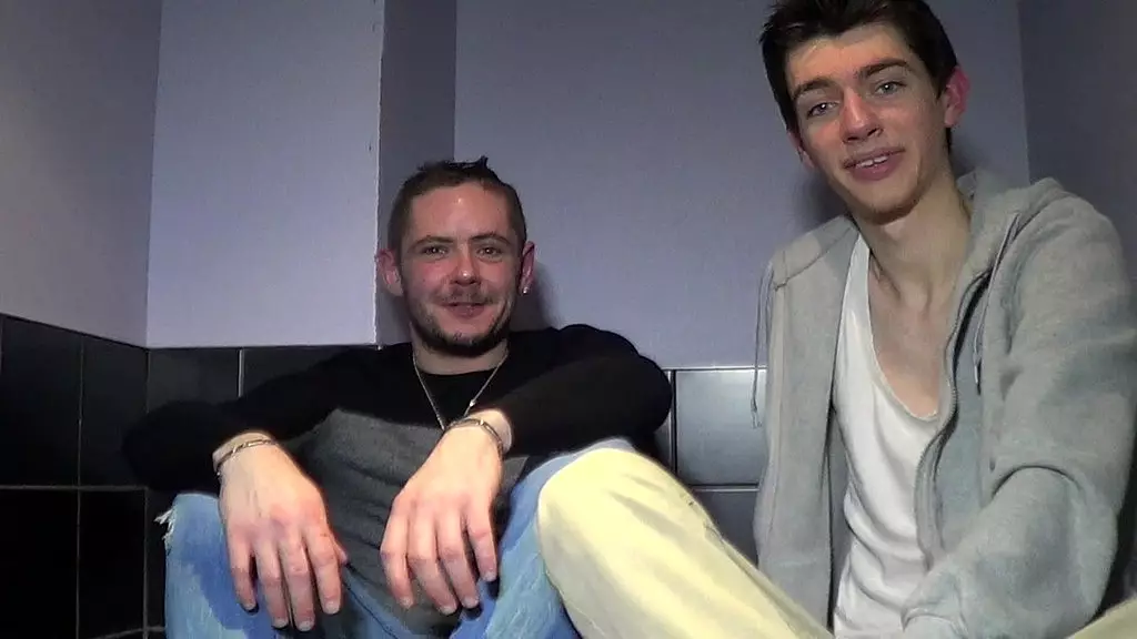 2044 трахнул в сауне твинк с потрясающим большим членом твинка