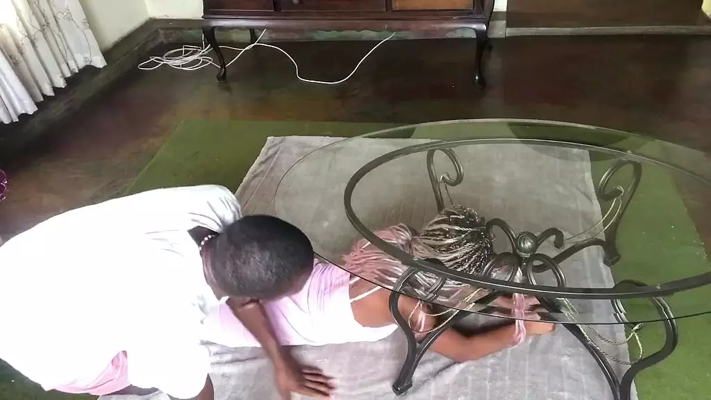 Кузина с большой задницей застряла под журнальным столиком