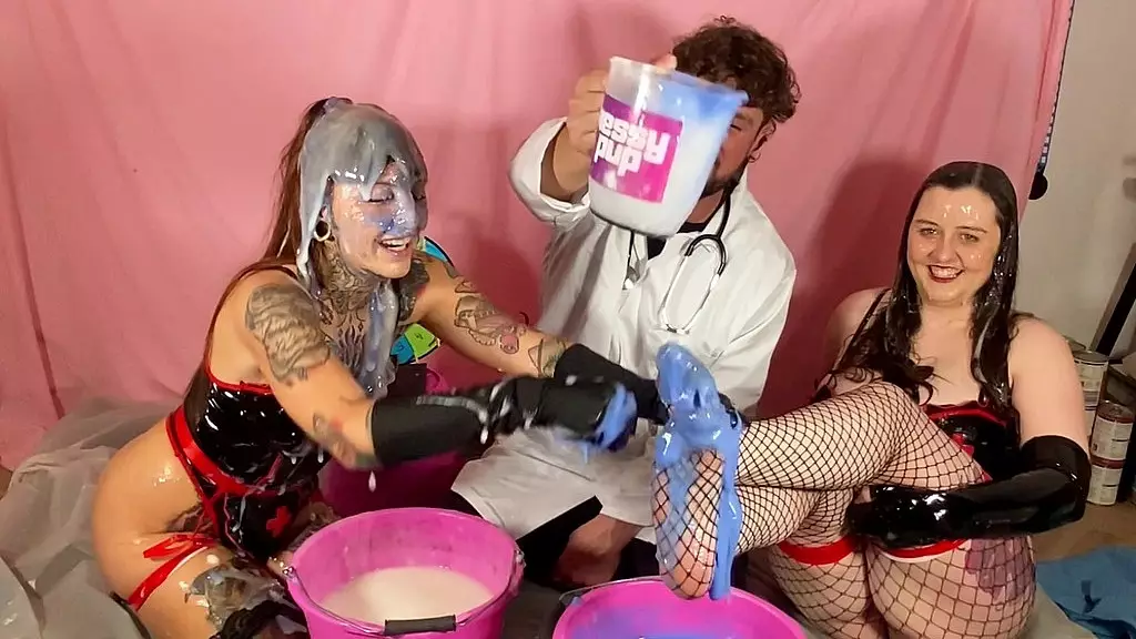 доктор проверяет навыки медсестры в обращении с оружием