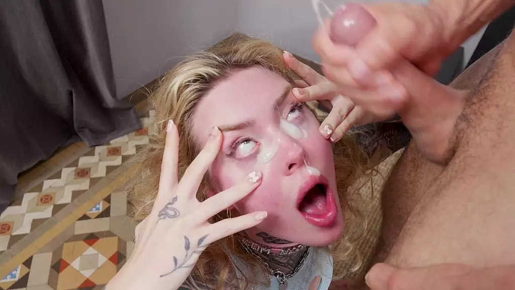 сумасшедшая белая девушка хочет кончить ей в глаза