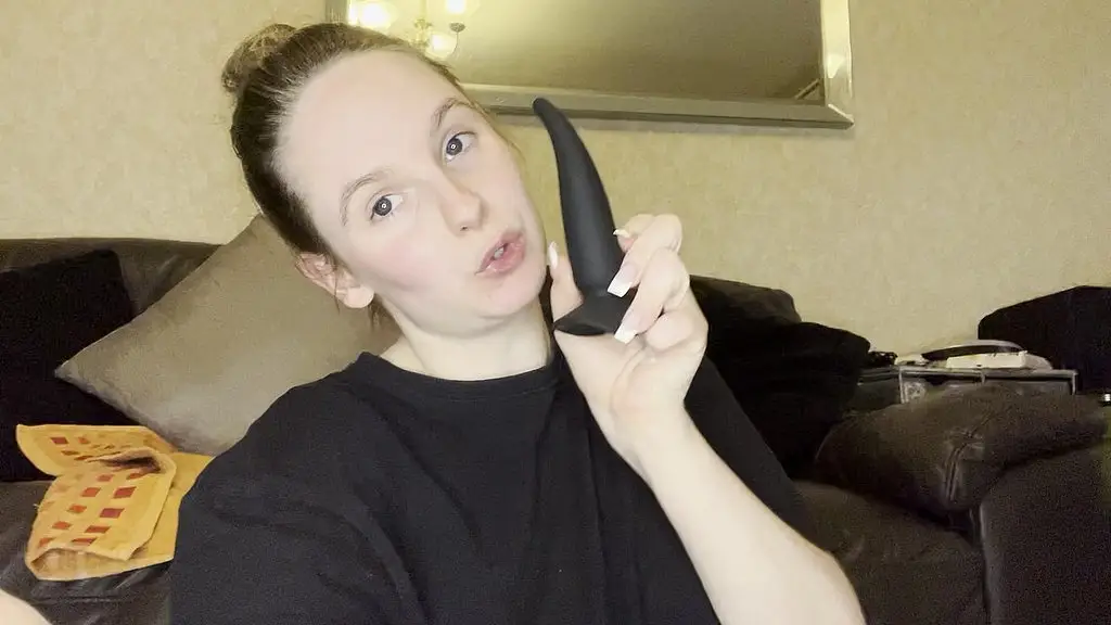 eliza fucks her arse with anal toys