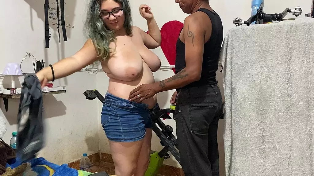 пытаюсь тренироваться, но тренер решает трахнуть меня, часть 1