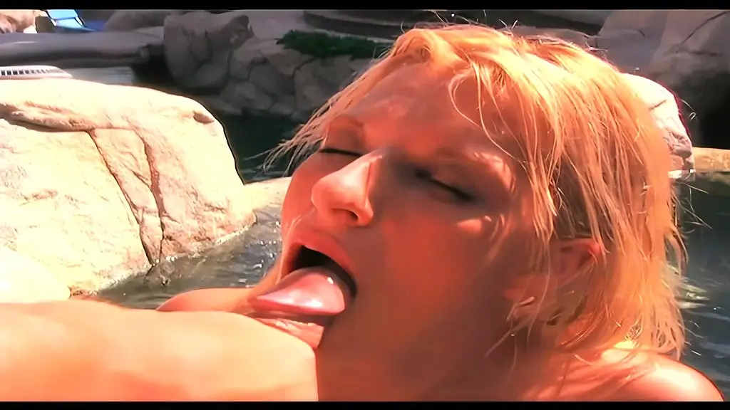 она смакует каждый глоток, съедая последние остатки спермы своего мужчины, когда она кладет