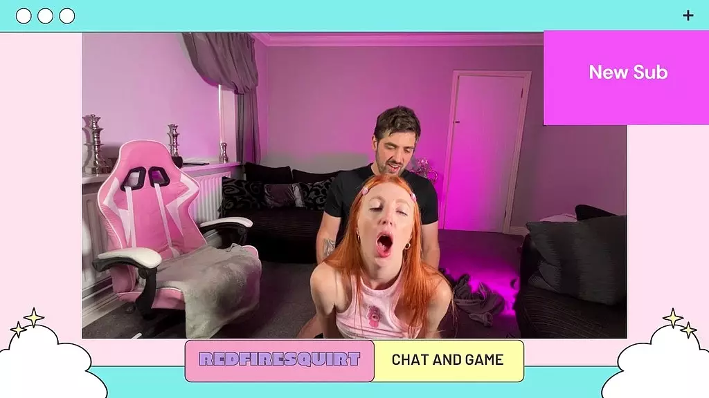 e-girl транслирует секс на камеру