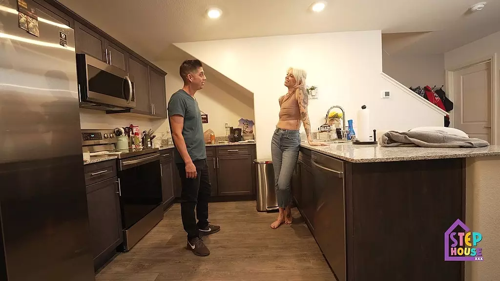 мачеха проверяет большой член пасынка