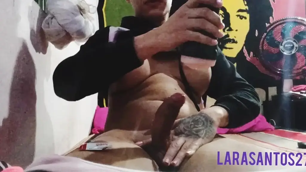 brincando com masturbador bem gostoso doido pra brincar com um cuzinho ou uma boquinha bem quentinho me sigam no twitter @larasantos27of instagram @larasantos22ofsp