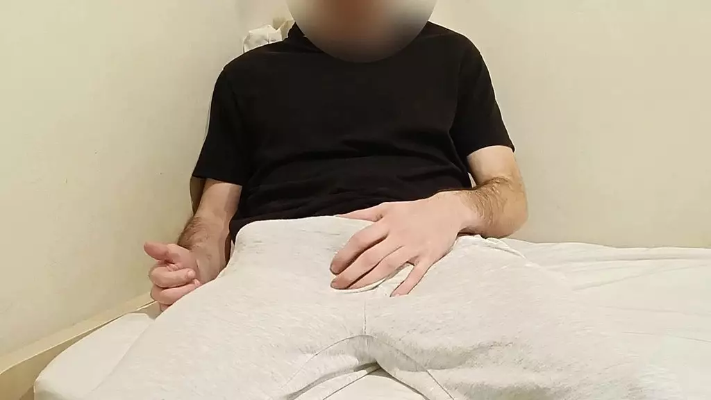 я возбуждаюсь в серых штанах и дрочу, выплескивая все молоко - полное 15-минутное видео