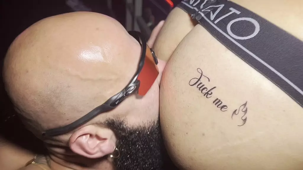 молодые люди в униформе: чувак с большим количеством одежды