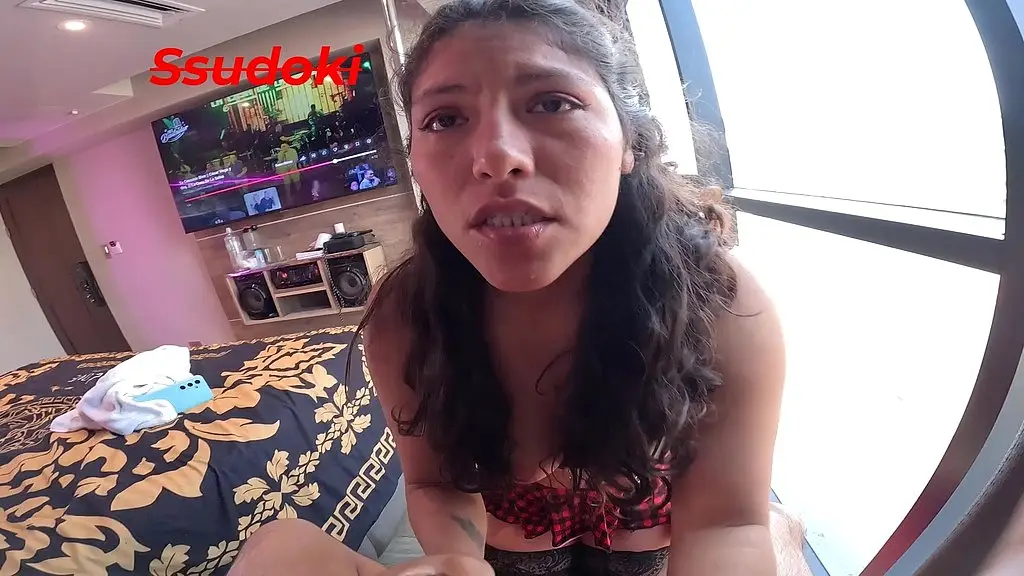 invite al cine a mi ninfomana hermanastra pero la pelicula era cine para adultos y se exito tanto que terminamos follando