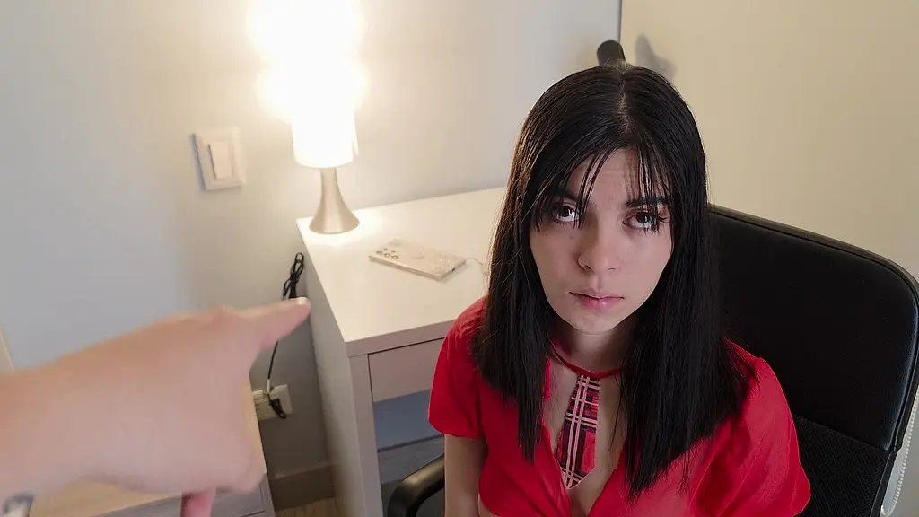 после плохого поведения, сексуальная laura получает трапию, чтобы поразмыслить над ней в своей сексуальной униформе