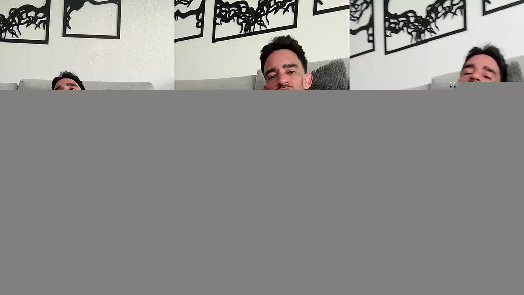 мастурбация огромного члена на диване