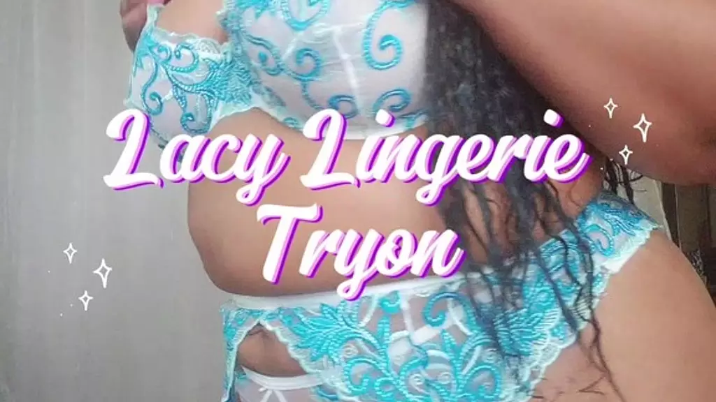 примерка кружевного нижнего белья