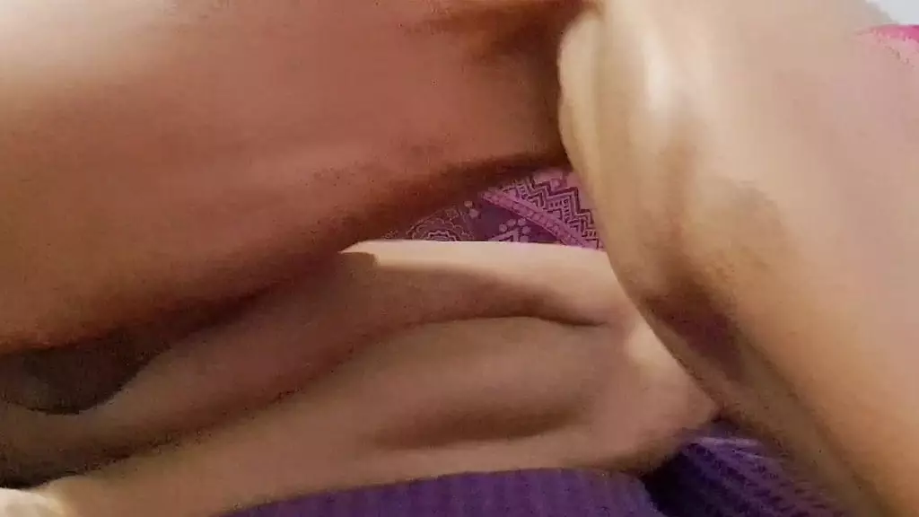 самый горячий парень трахает fleshlight на диване с огромным камшотом