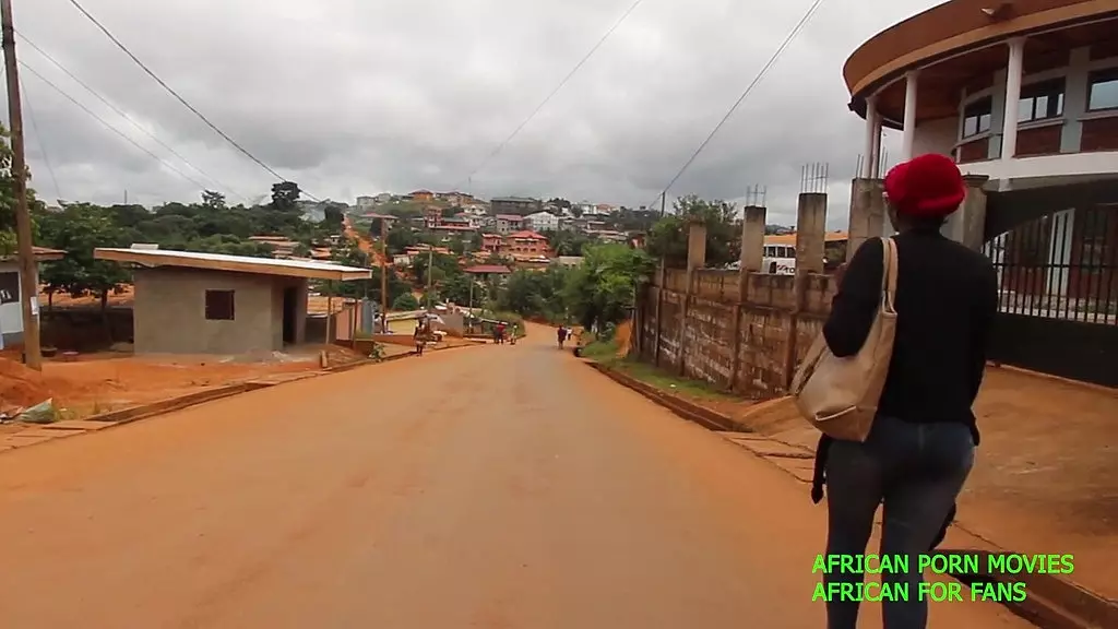 эта сексуальная медсестра в блестящей блузке использует свою большую задницу и отличную попку, чтобы возбудить своих пациентов и трахаться с большими членами и красавчиками в клинике на больничной койке